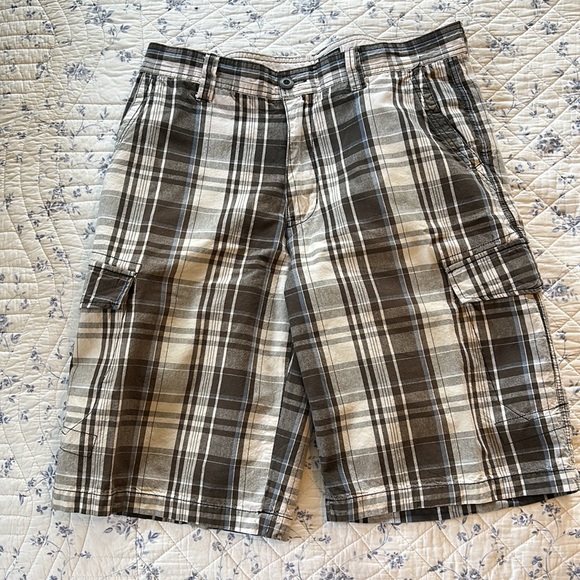 Basic Concepts Men’s Plaid cargo shorts - Picture 2 of 4